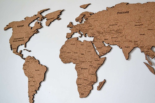 Пробковая карта мира на твердой подложке